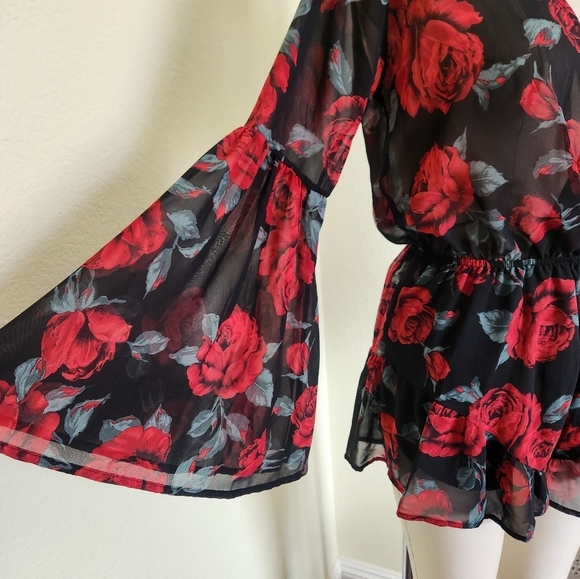 V-neck Rose Romper - Picture 4 of 7